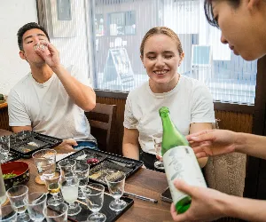 京都の日本酒テイスティング体験 - 7種類の日本酒と軽食ペアリング