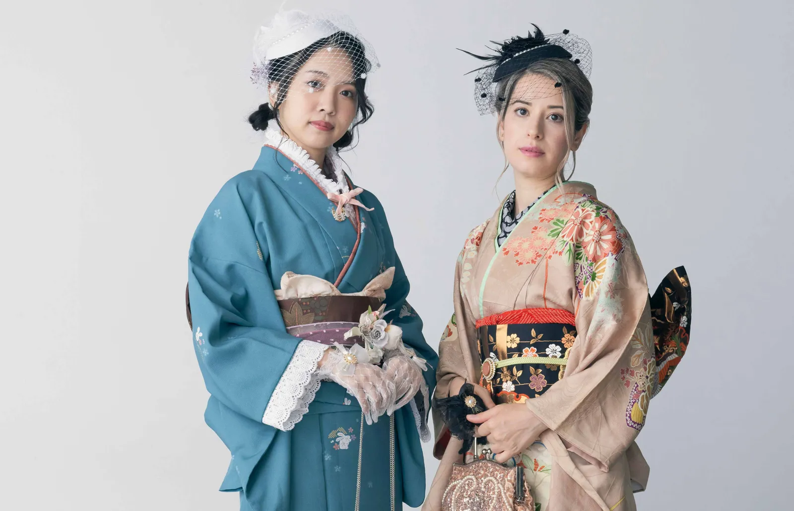 帽子と手袋を合わせた和洋折衷のコーディネートで立つ2人