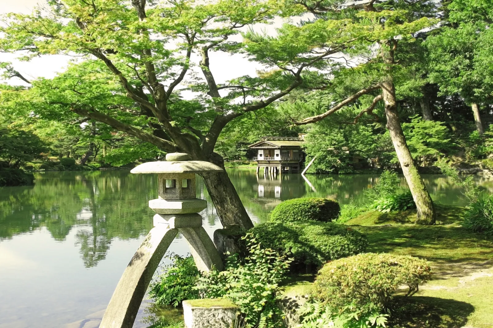 The scenery of Kenrokuen, one of Kanazawa's most iconic Japanese gardens