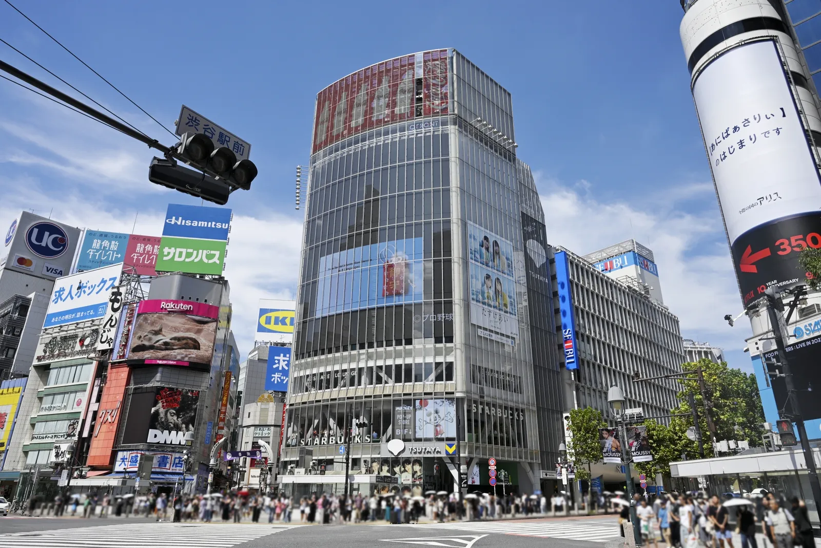 昼の渋谷スクランブル交差点を走る公道ゴーカート