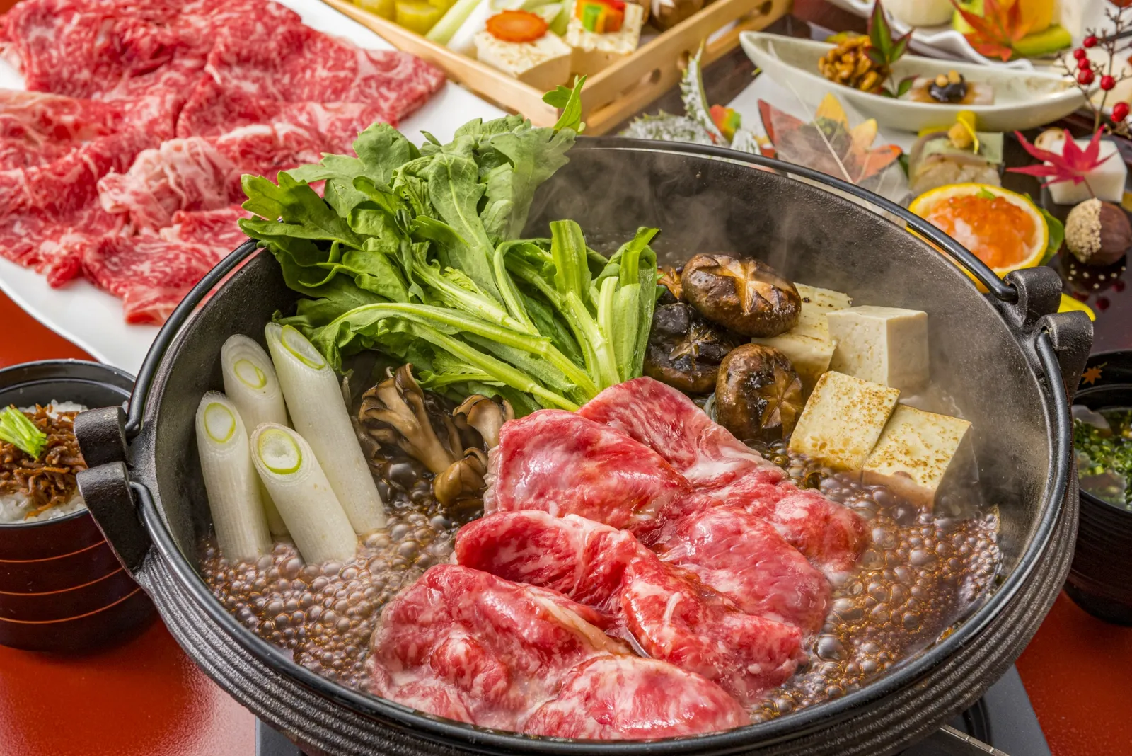 소고기와 채소를 끓인 스키야키 요리
