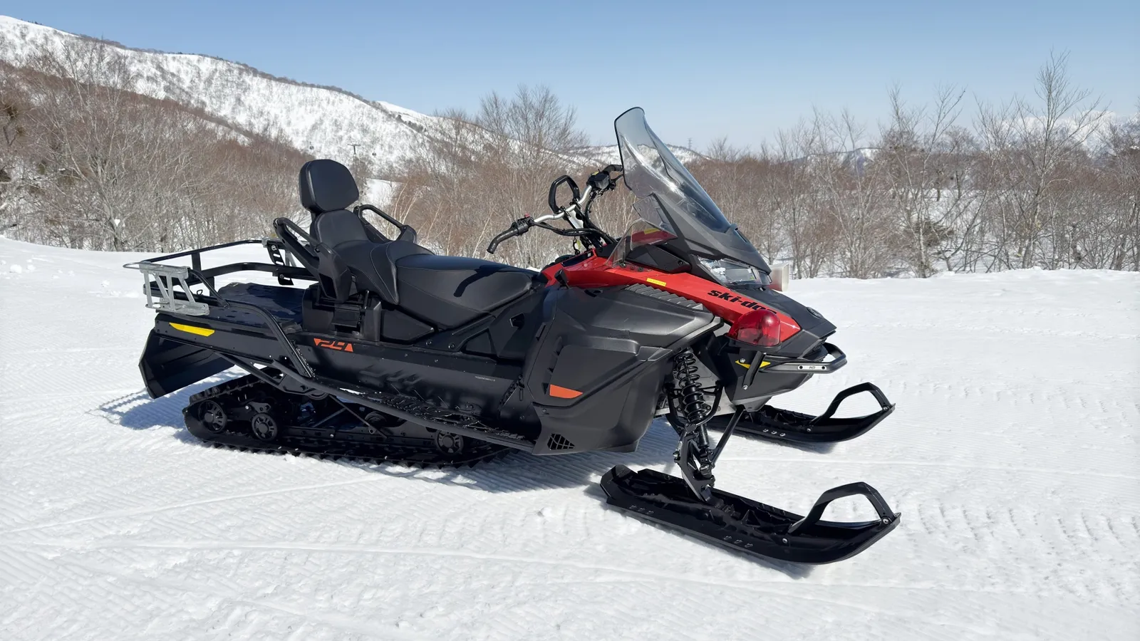 雪原を走るスノーモービルのイメージ