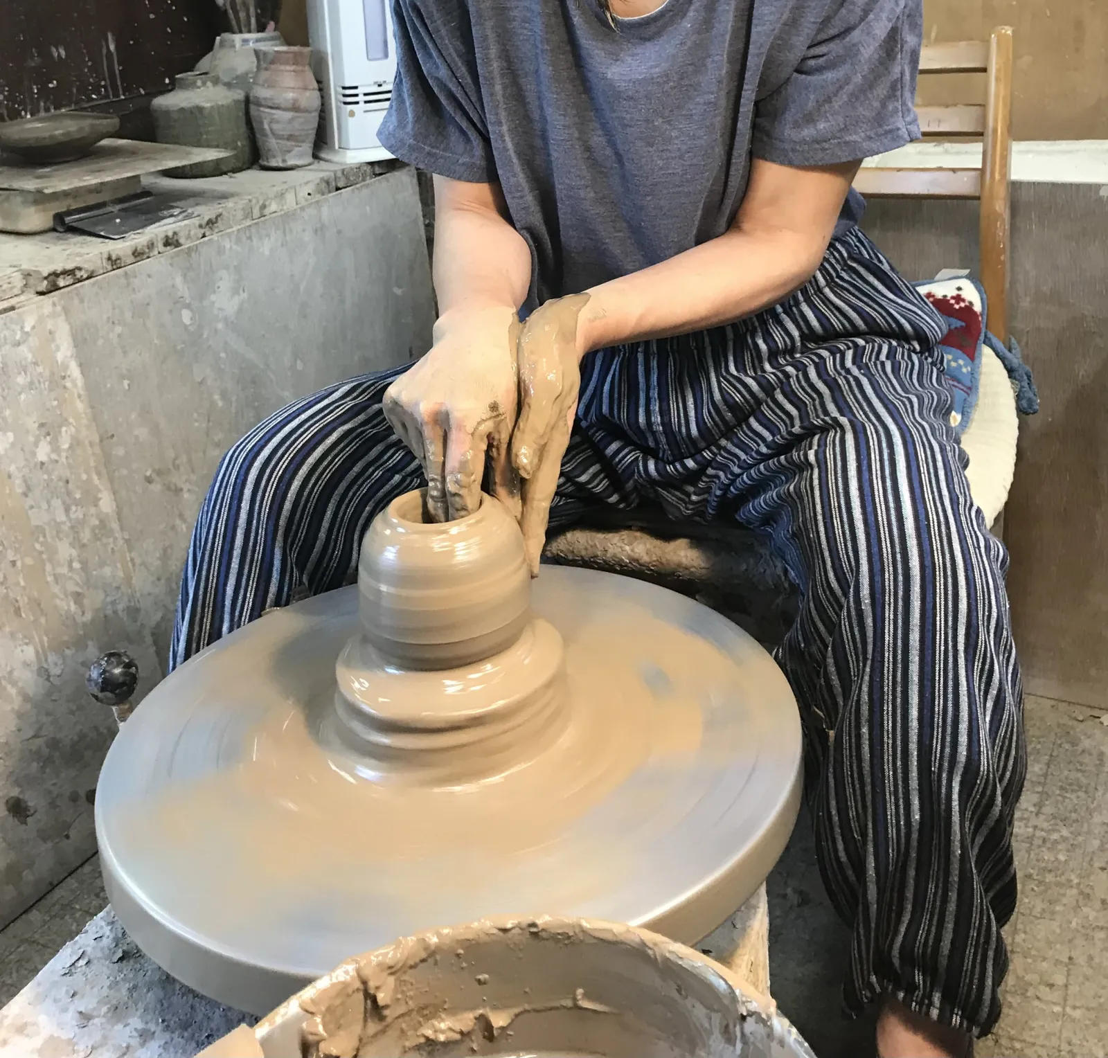 陶器を仕上げる制作工程のイメージ