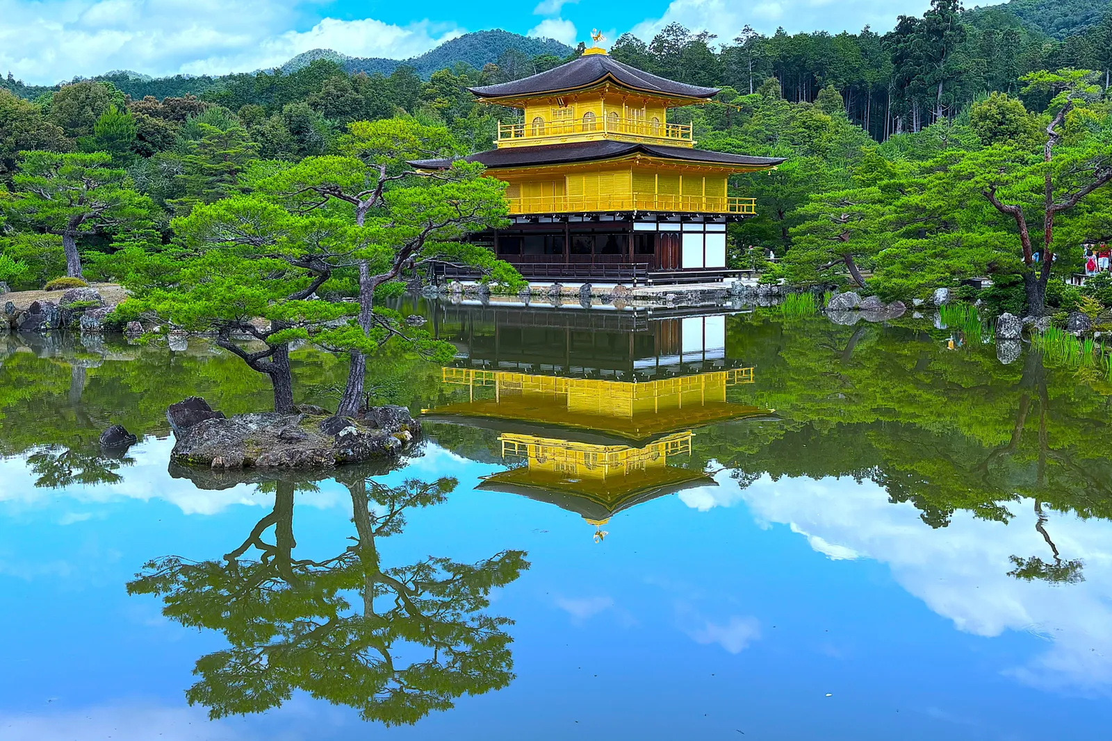 鏡湖池の水面に映る京都・金閣寺の舎利殿