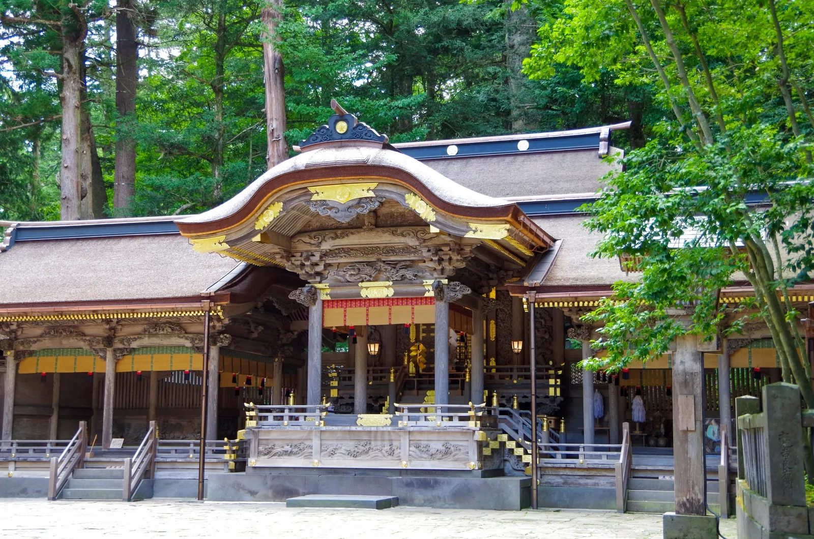 諏訪大社上社本宮の幣拝殿と左右の社殿
