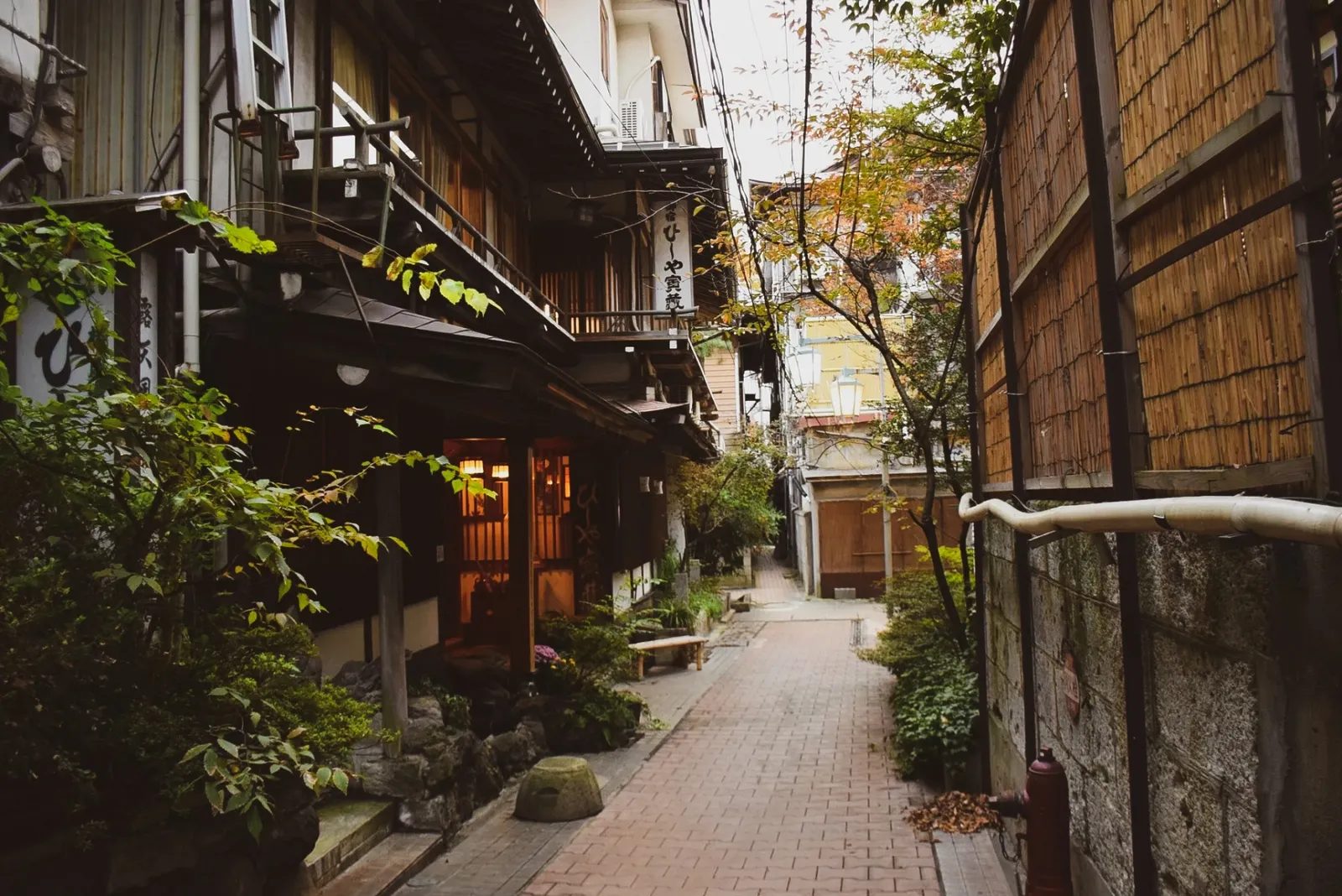 木造の旅館が並ぶ渋温泉の細い路地
