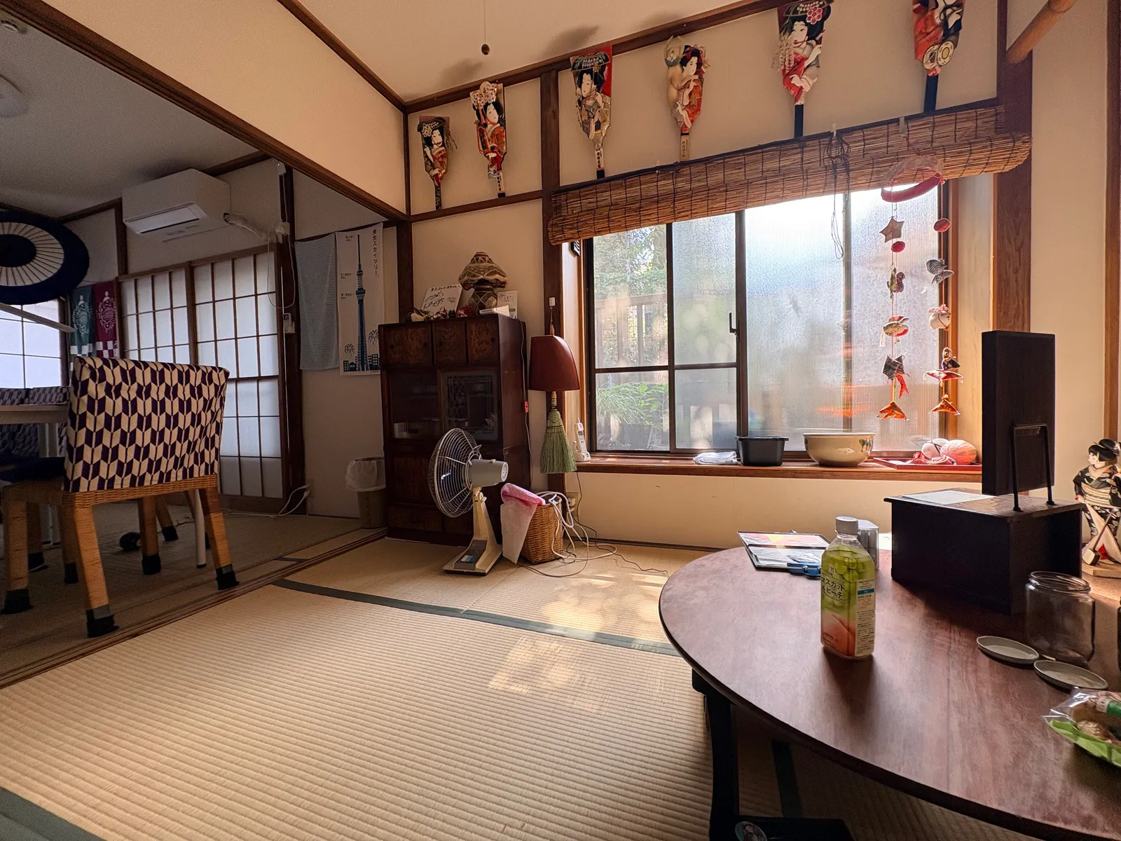 羽子板が飾られた畳敷きの和室と窓辺