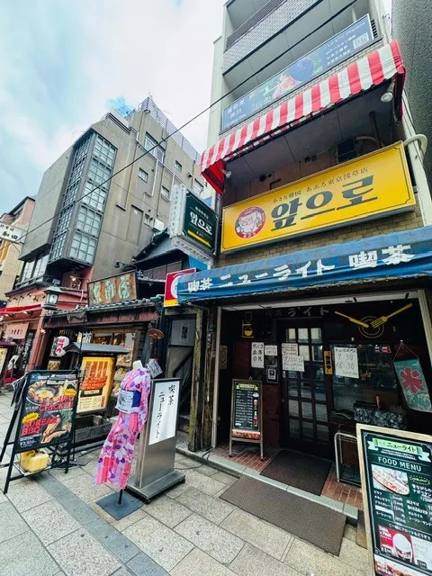 浅草の通り沿いにある雑居ビルと、店先に置かれた浴衣のトルソー