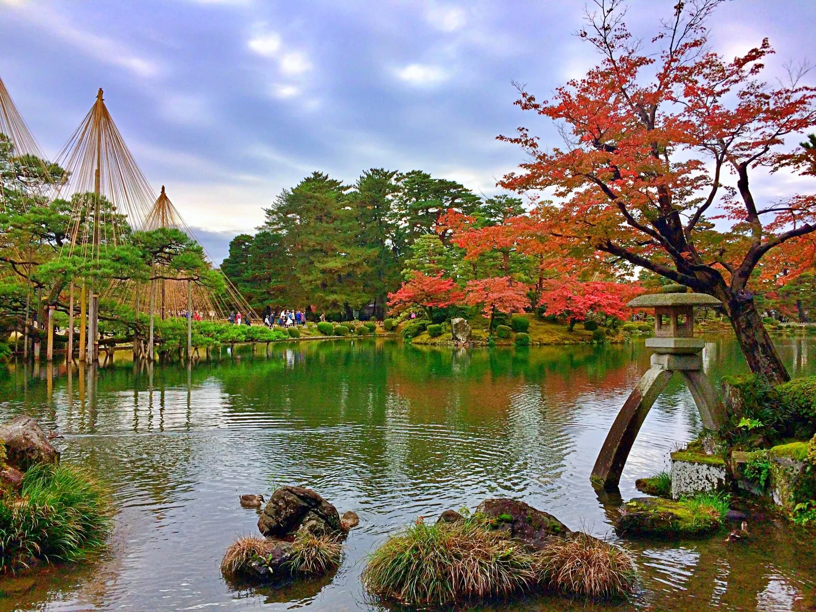 Strolling through the historic and beautiful garden of Kenrokuen