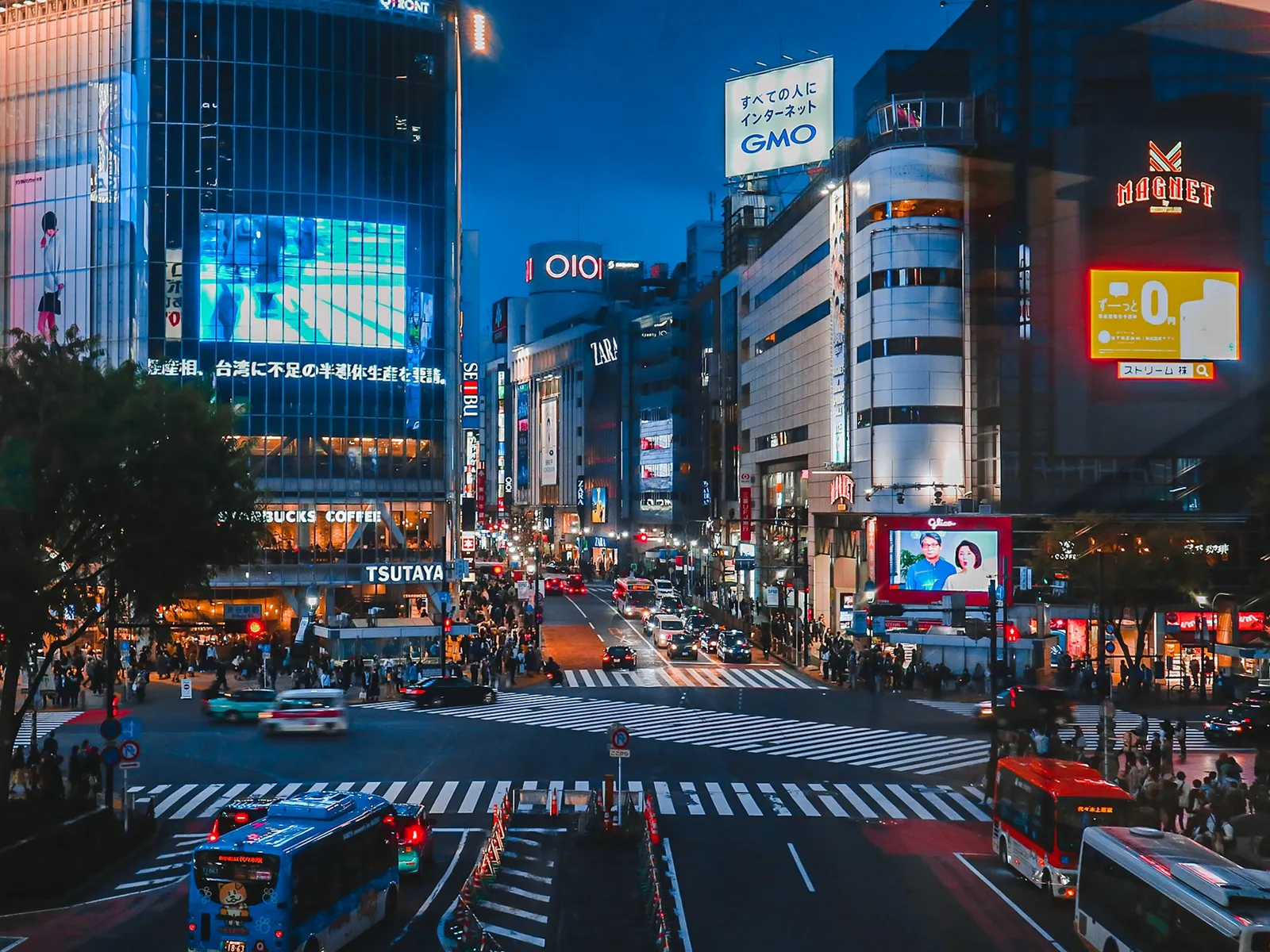 夜の渋谷スクランブル交差点を走るストリートゴーカート