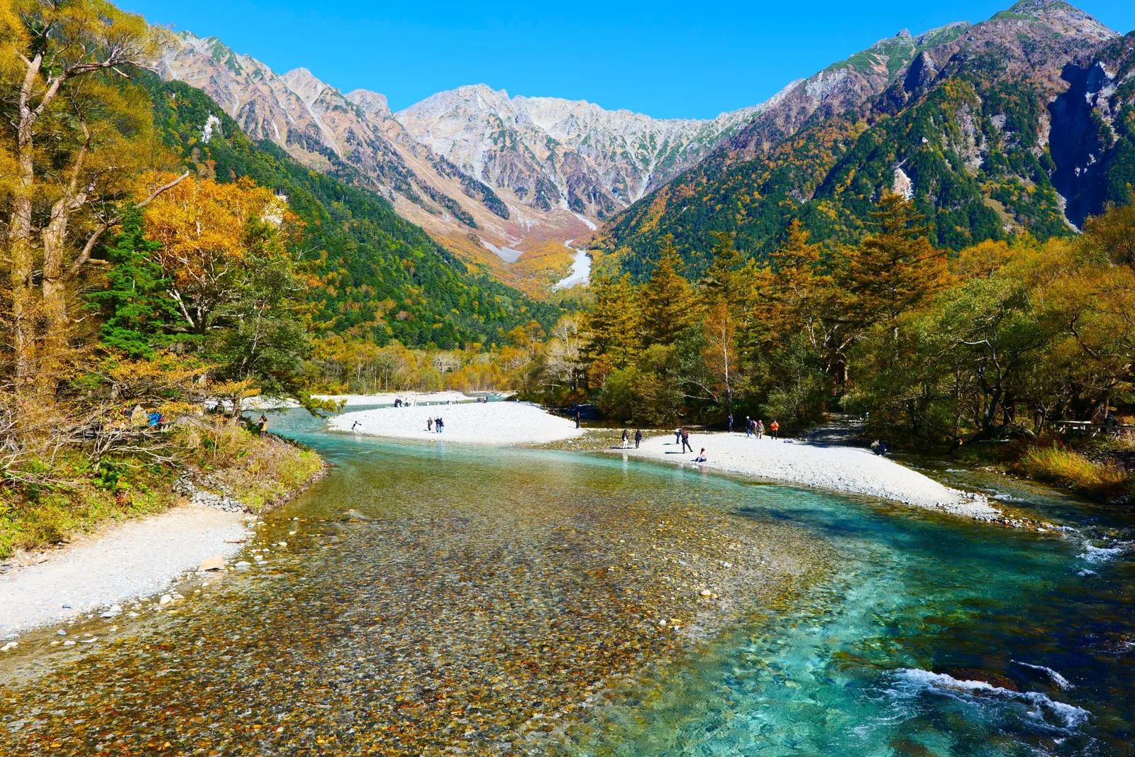 秋の上高地に広がる紅葉と北アルプスの山岳風景