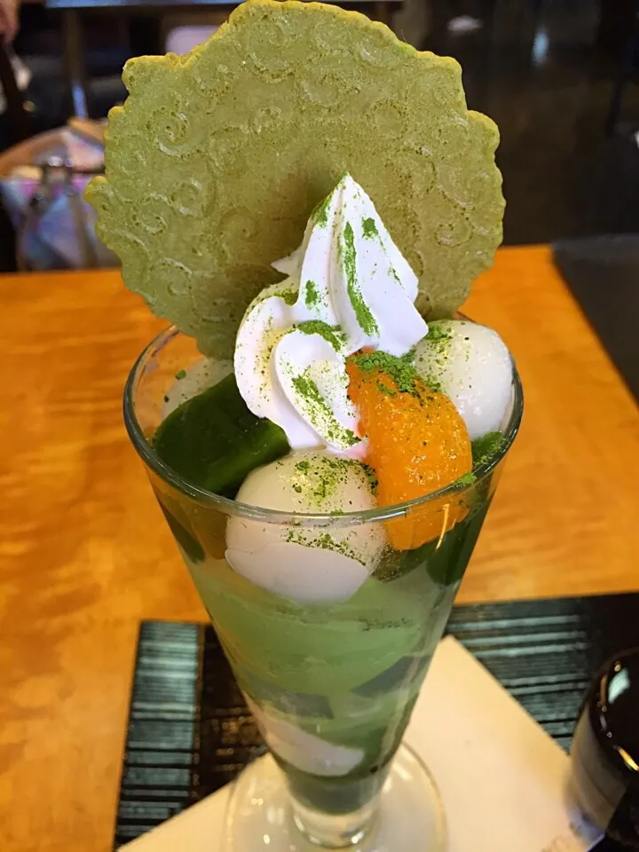 抹茶アイスや白玉を盛り付けた宇治抹茶パフェ