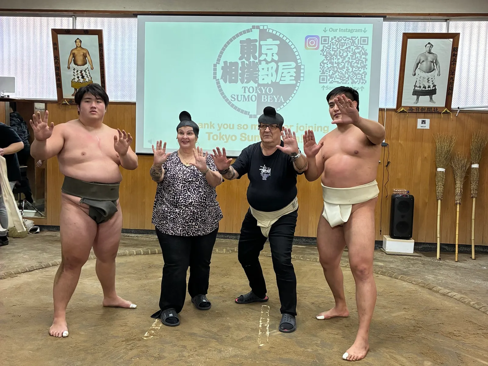 元力士と参加者が土俵でポーズをとる記念撮影
