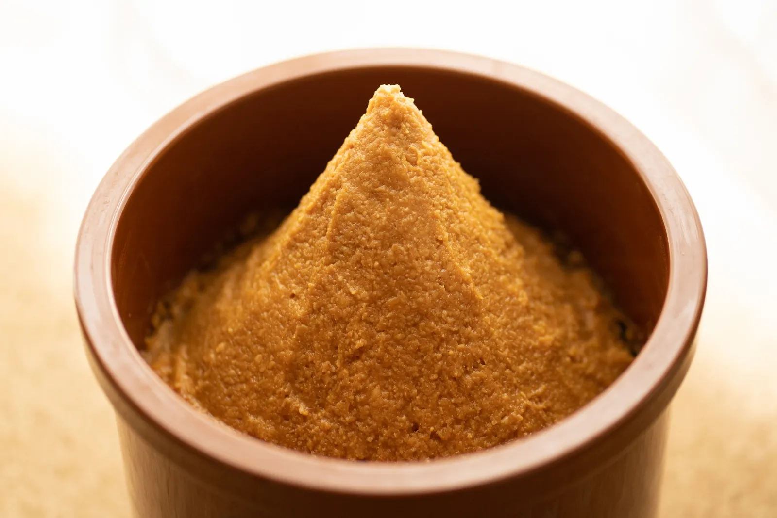 茶色の器に盛られた味噌