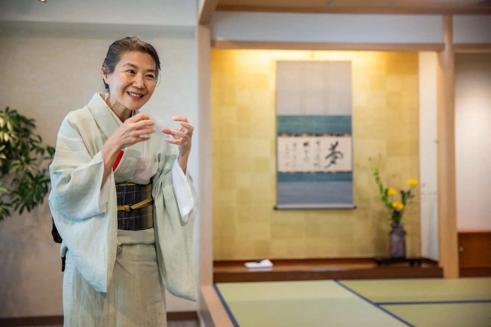 床の間の前で身振りを交えて話す着物姿の講師