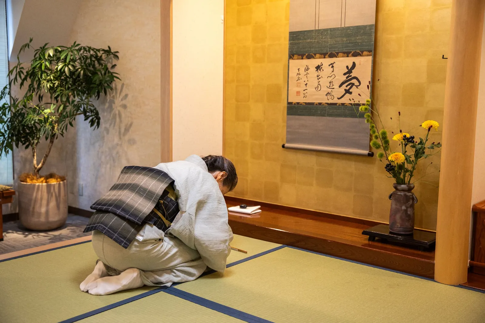 床の間の前で深くお辞儀をする着物姿の講師