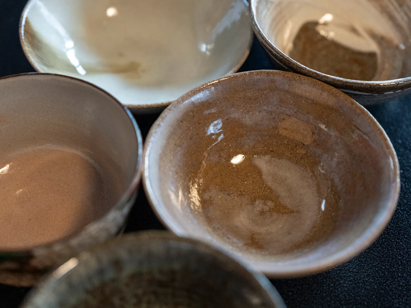 Several matcha tea bowls with different glazes lined up