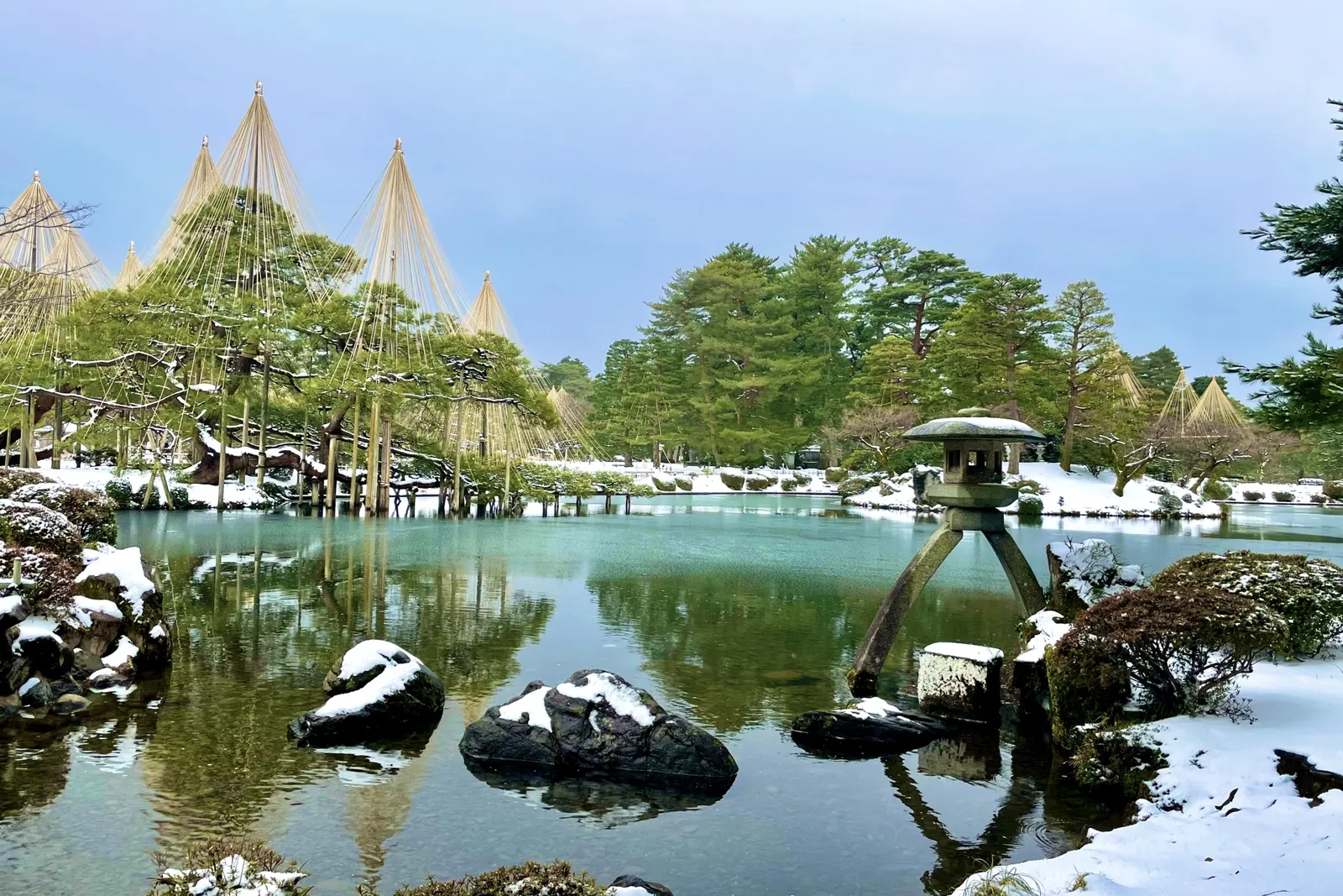 Kenrokuen surrounded by nature through the four seasons