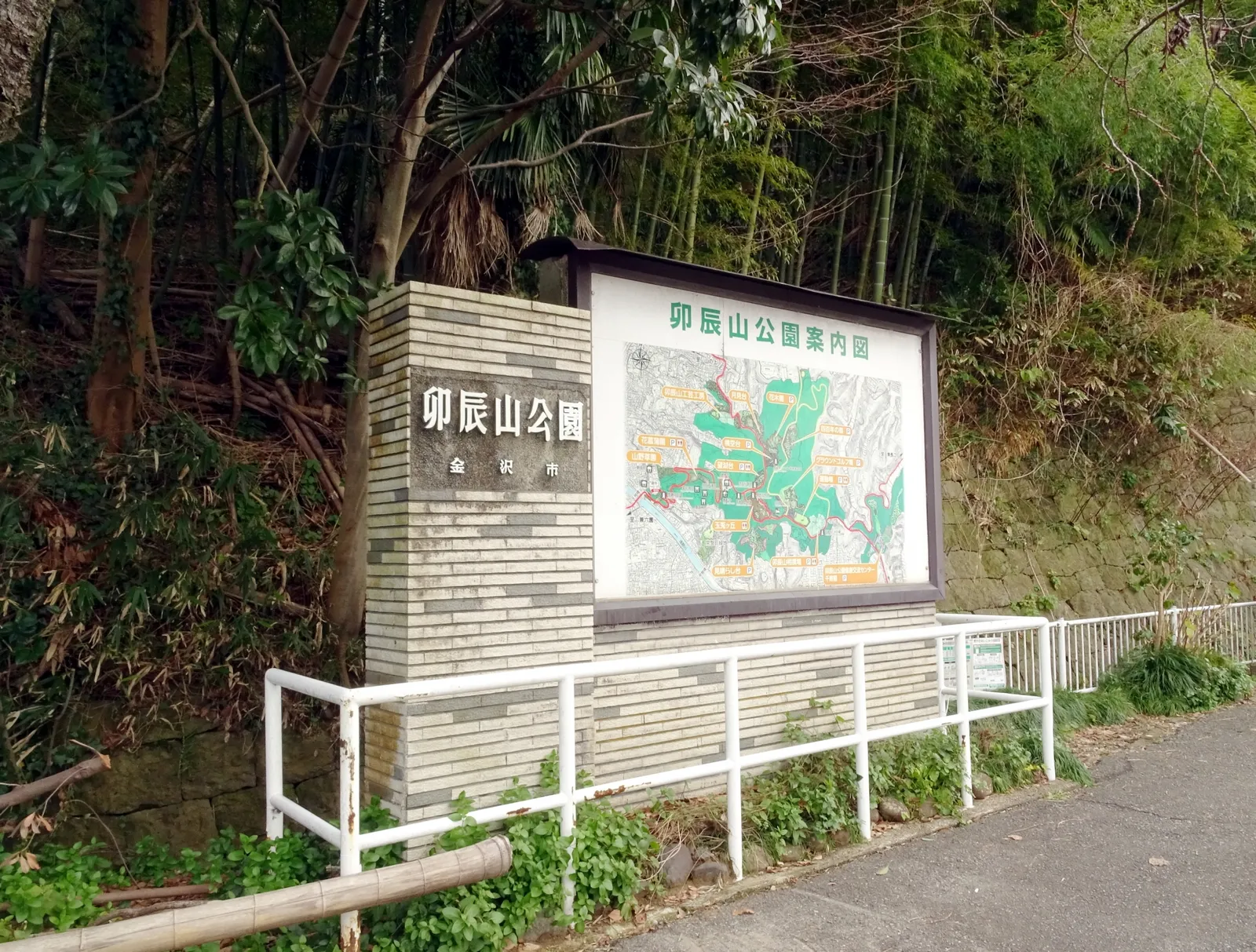 금나자와・우타쓰야마 공원에 펼쳐진 녹음 짙은 자연 풍경