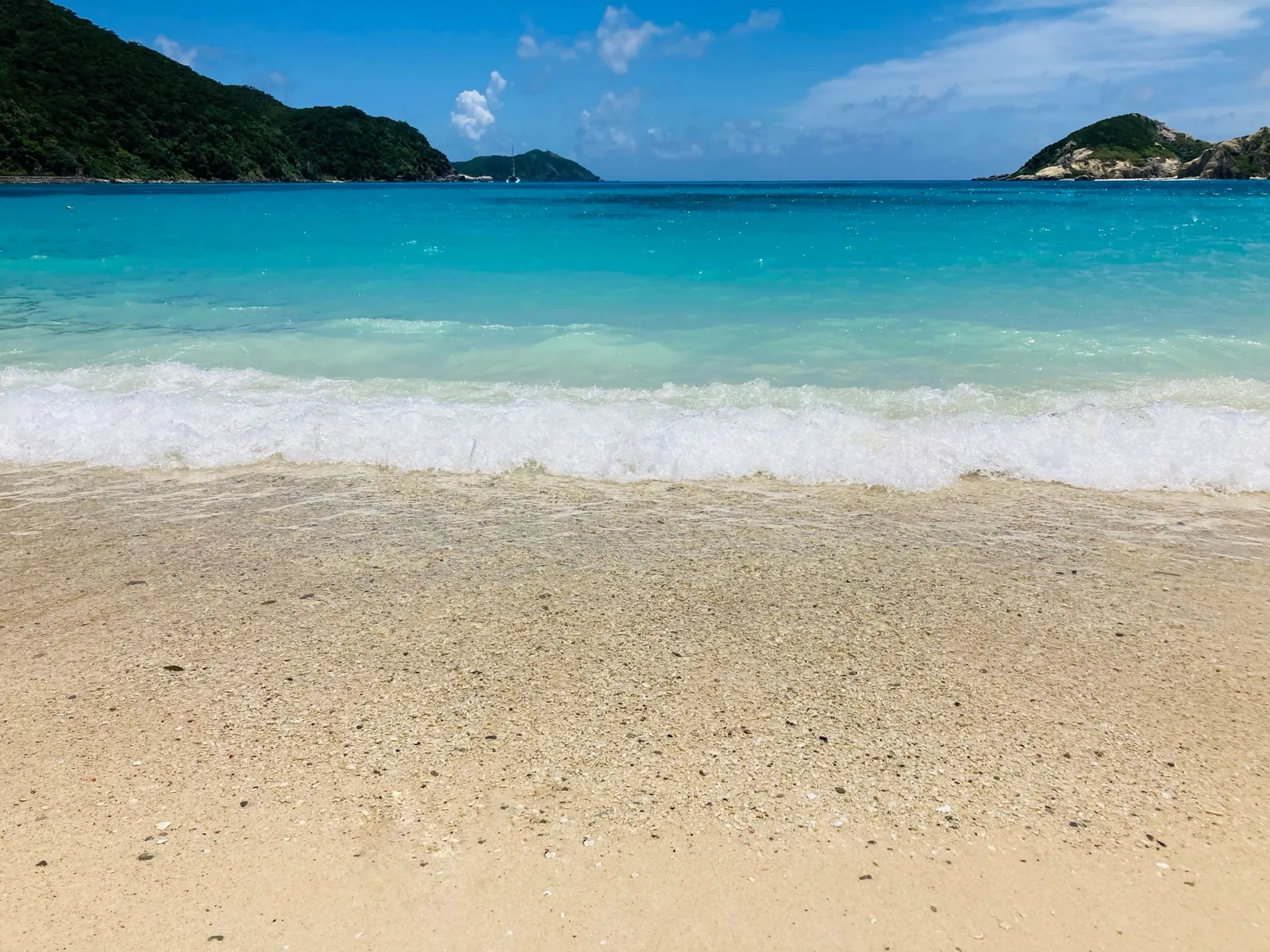 透明な海が広がる沖縄・慶良間諸島の景観