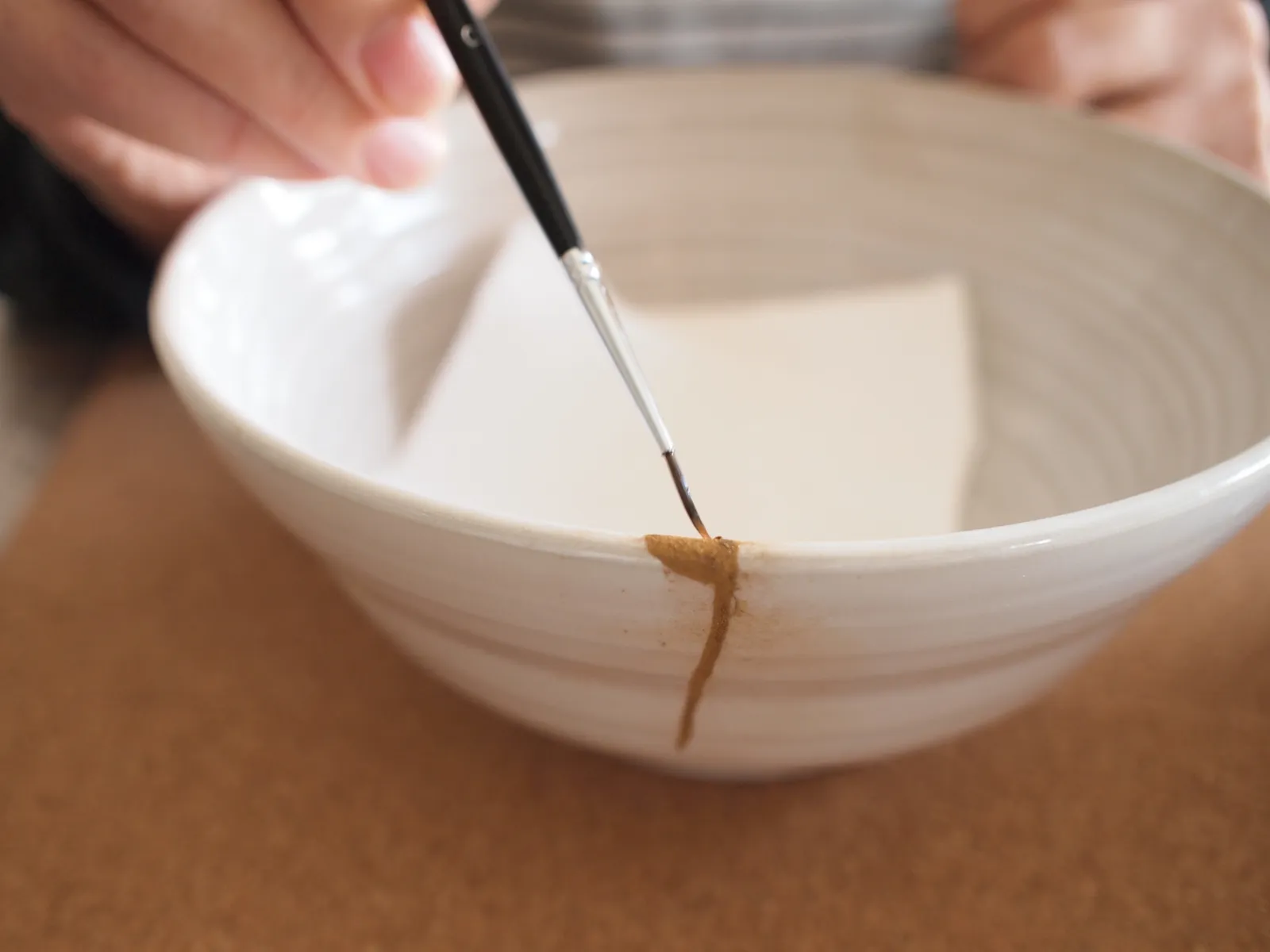 用金缮技法细致修复破损陶器的过程