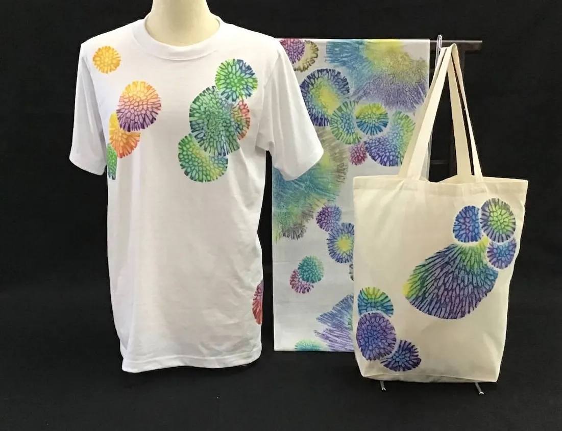 A T-shirt, cloth, and tote bag dyed with coral patterns