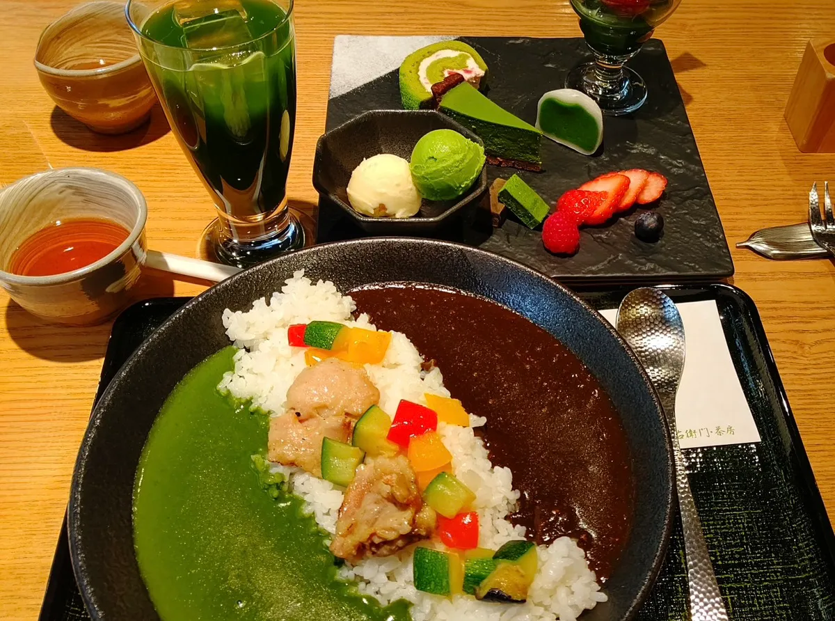 宇治抹茶と宇治ほうじ茶の2色ルーを盛り付けたカレー