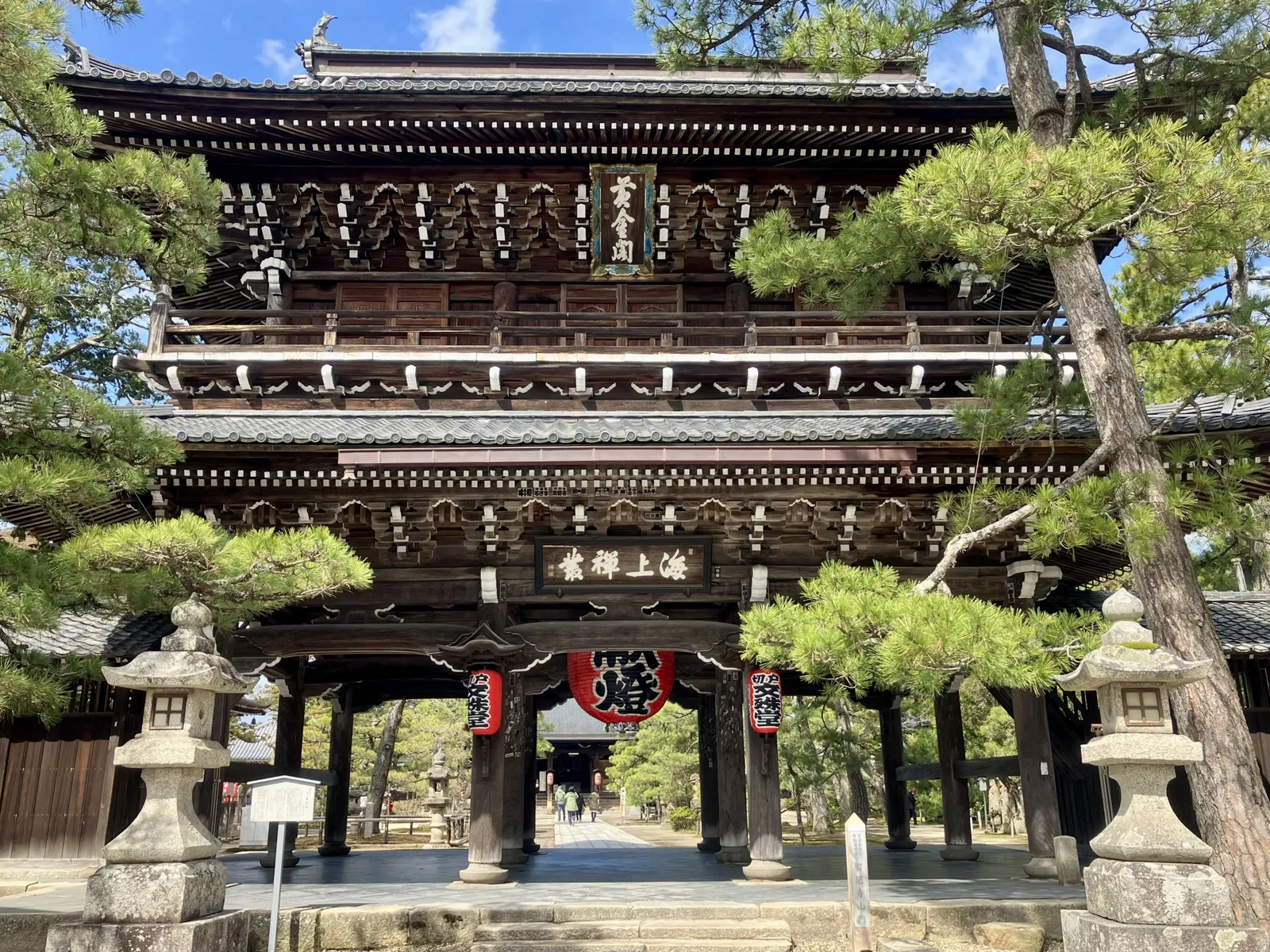 京都・天橋立の智恩寺に立つ三門(黄金閣)