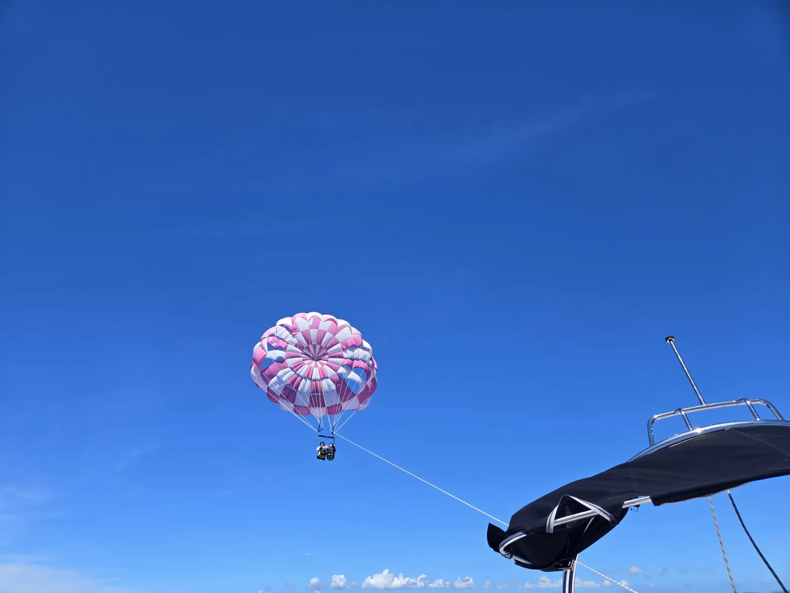 パラセーリングで上空から眺めるチービシ環礁の海