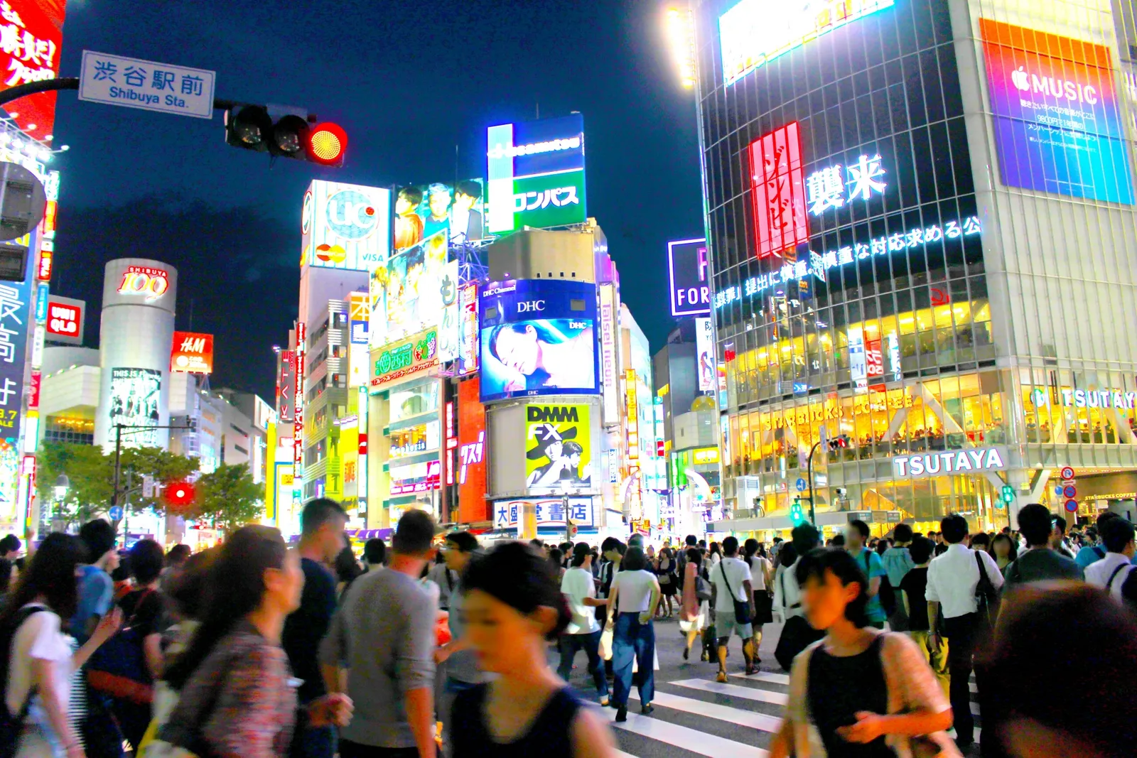 東京の街を走る渋谷ゴーカート体験の参加者