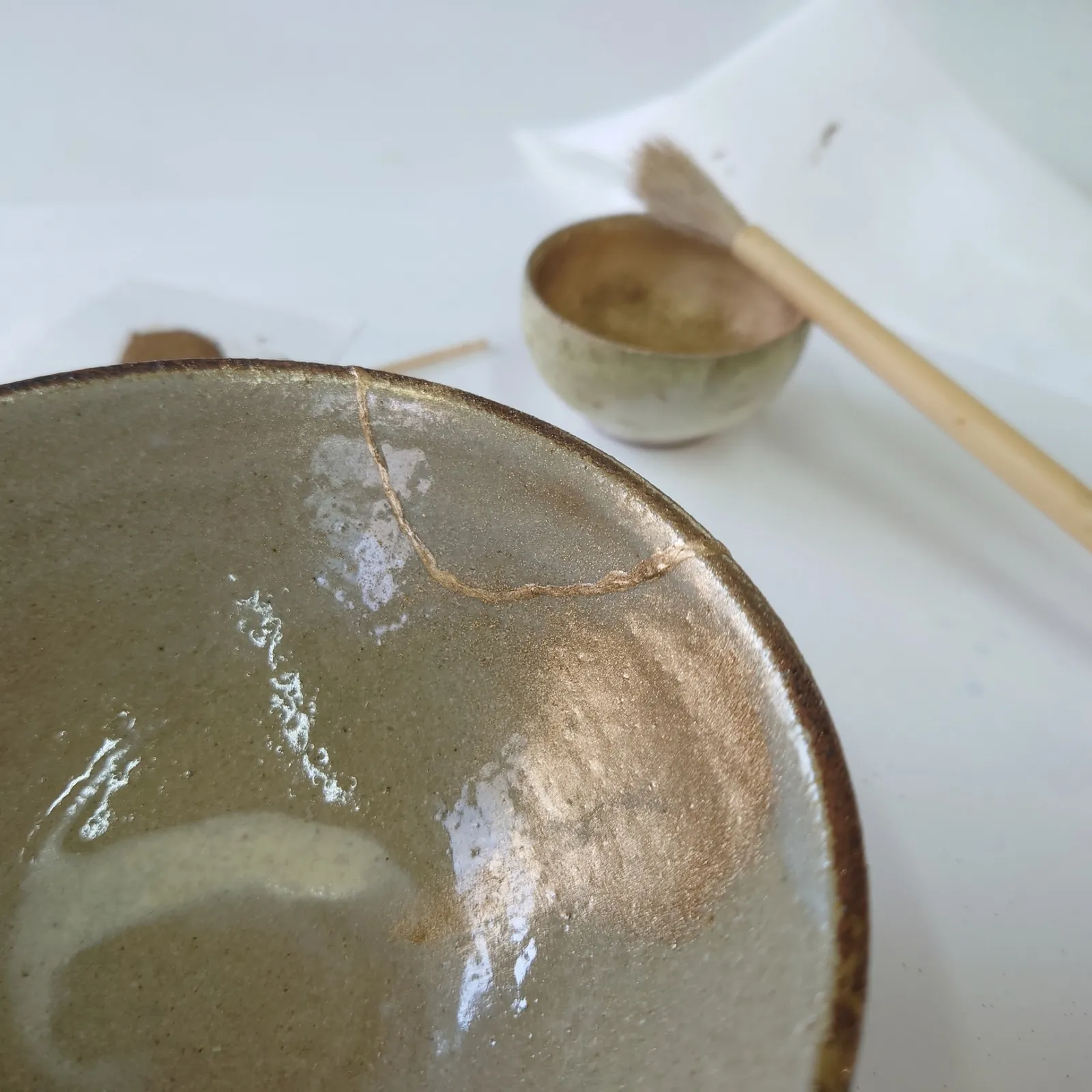专注于细致工序、投入金缮体验的参与者