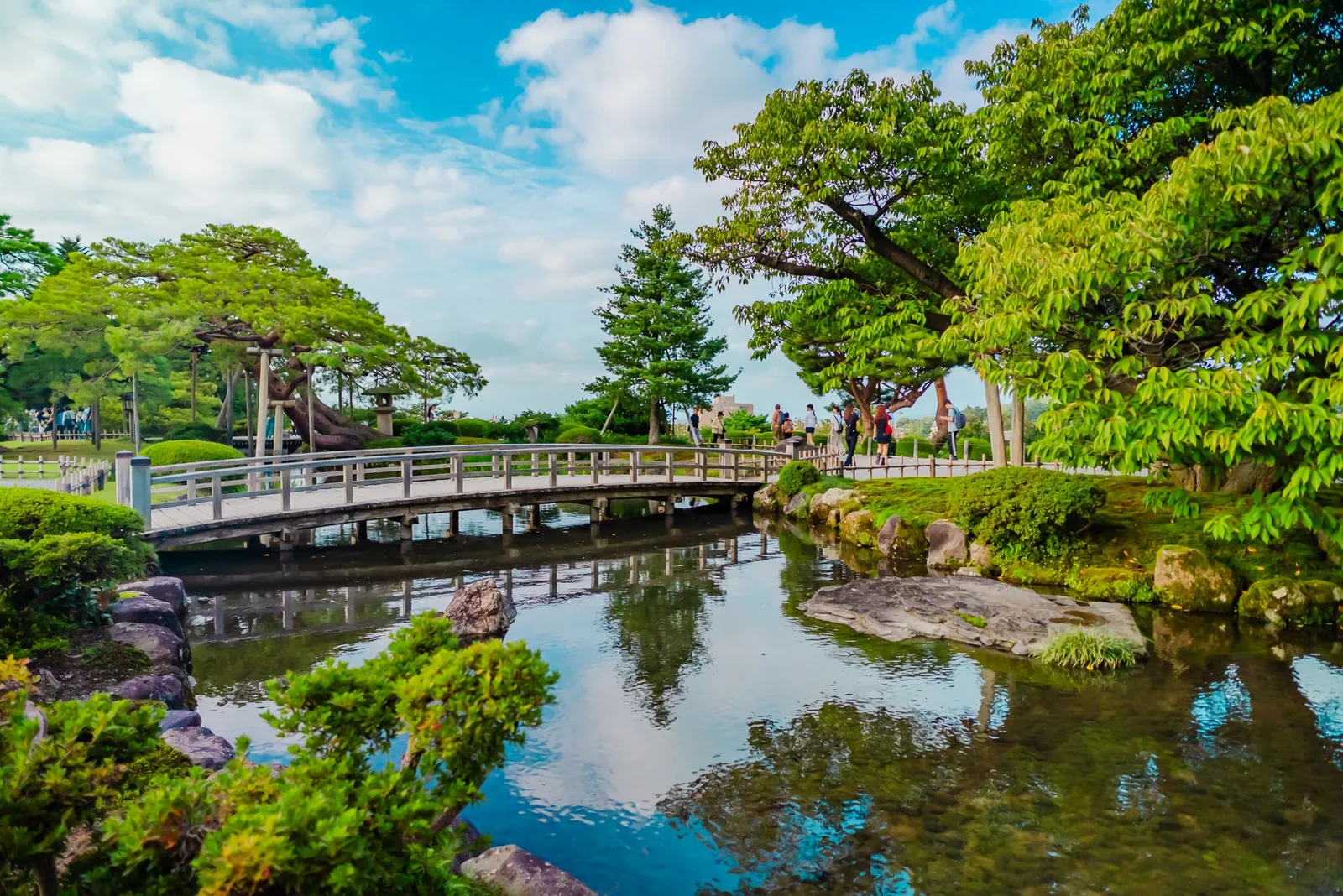 The pond and greenery surrounding the garden at Kenrokuen