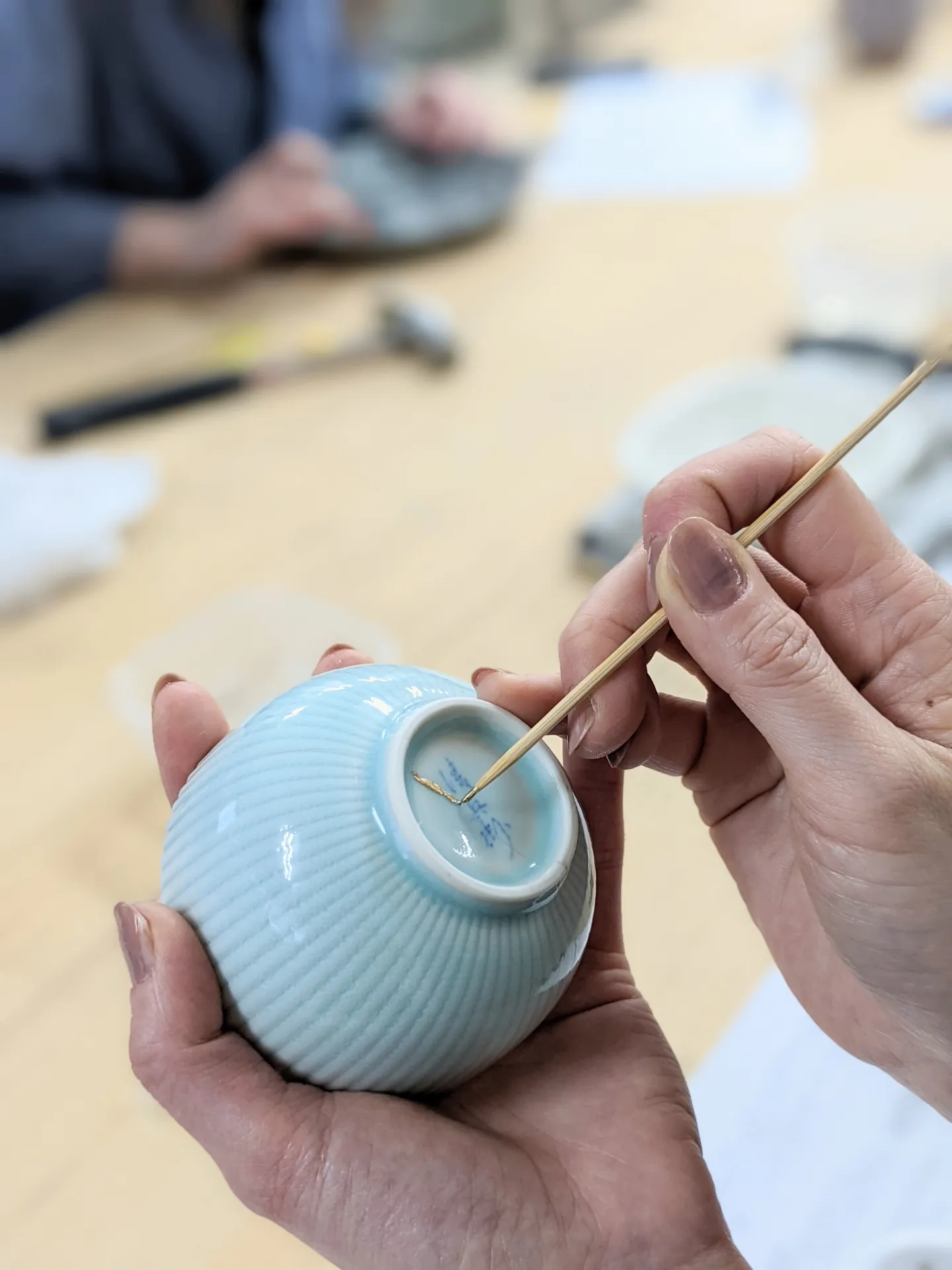 用金色或银色为器皿裂纹收尾的金缮体验