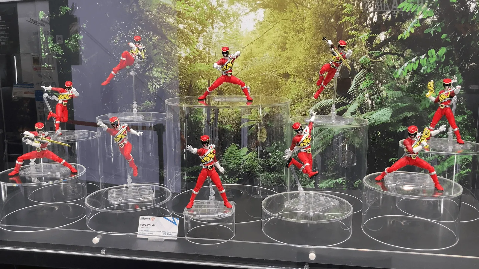 赤い戦隊ヒーローのアクションフィギュアがポーズを付けて展示された棚
