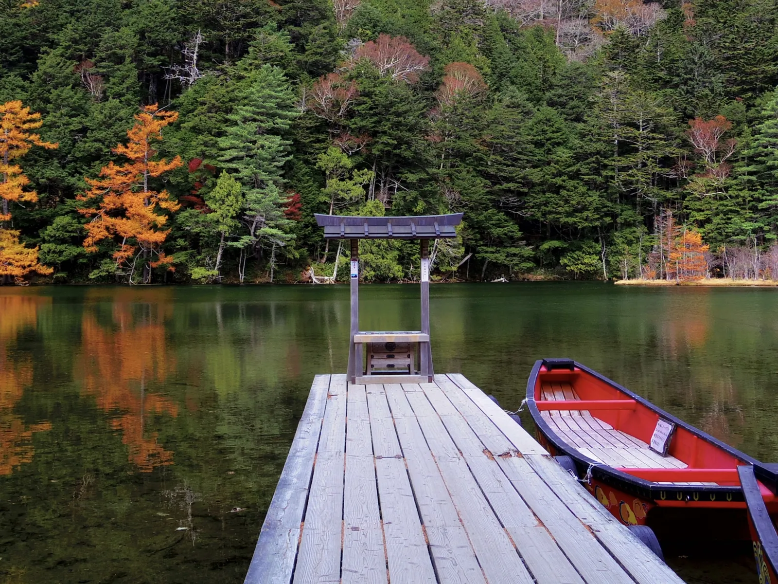 紅葉シーズンの上高地に広がる自然の風景