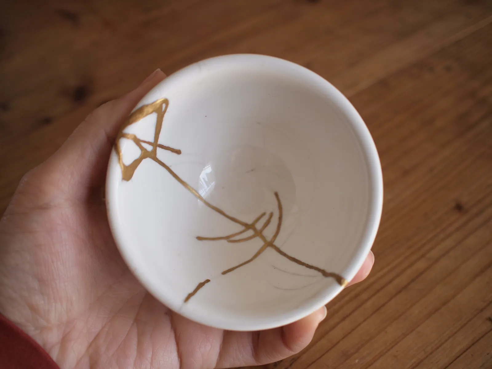 用金缮修复完成的独一无二的陶器作品