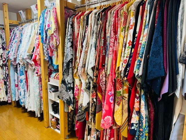 店内のラックにびっしり並ぶ浴衣と着物