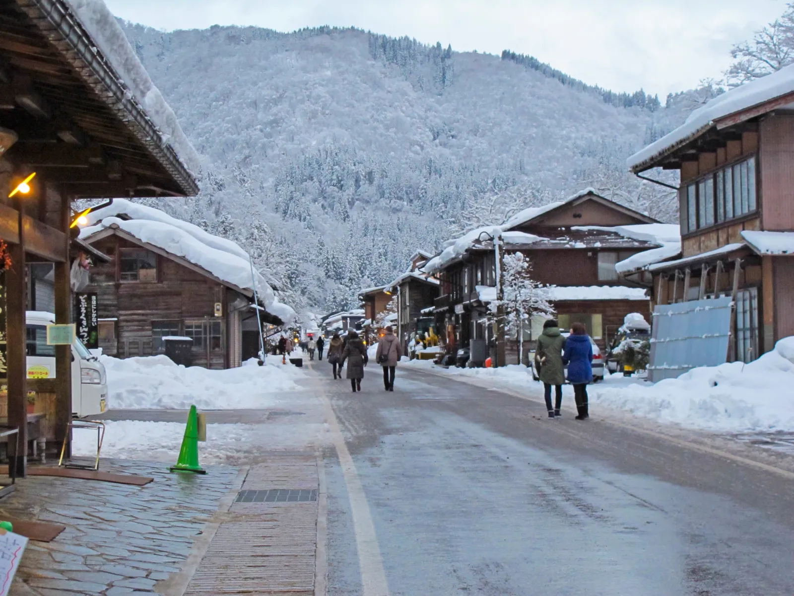 雪に覆われた白川郷の通りと道沿いの建物