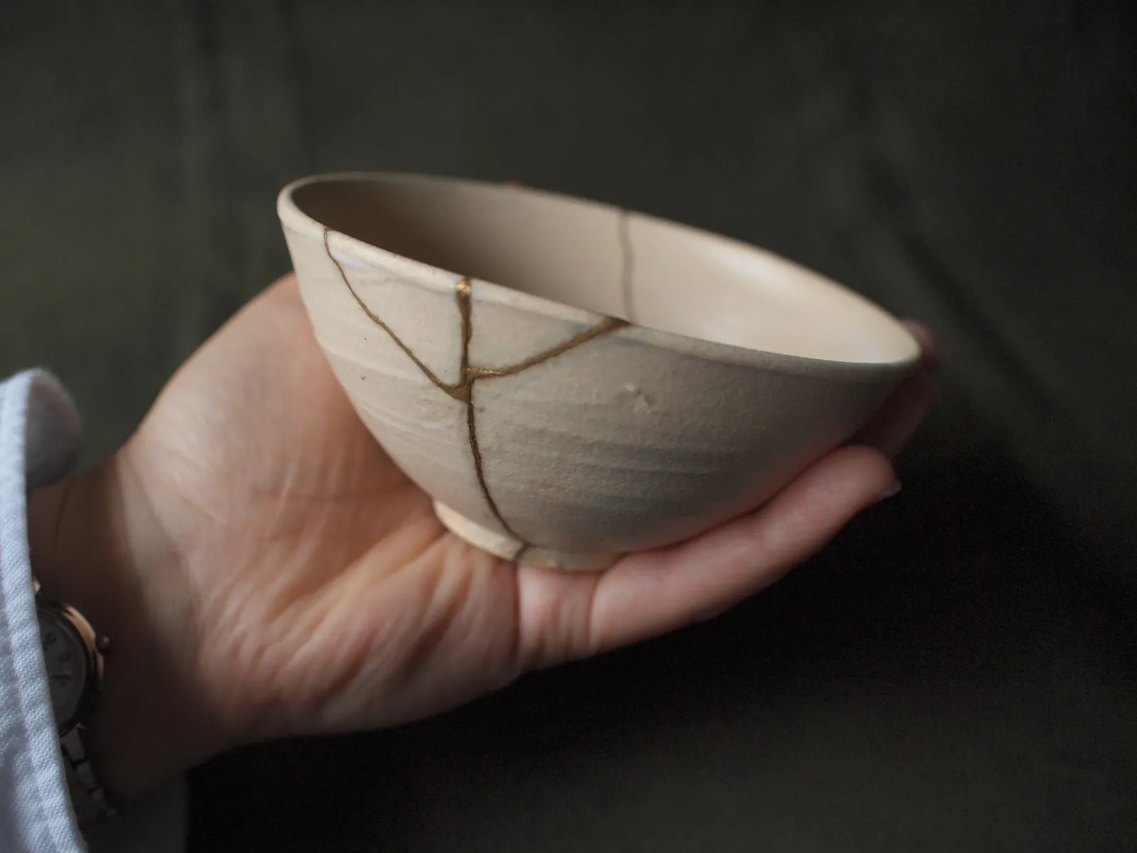 那霸金缮体验完成后、金色接缝美丽动人的器皿