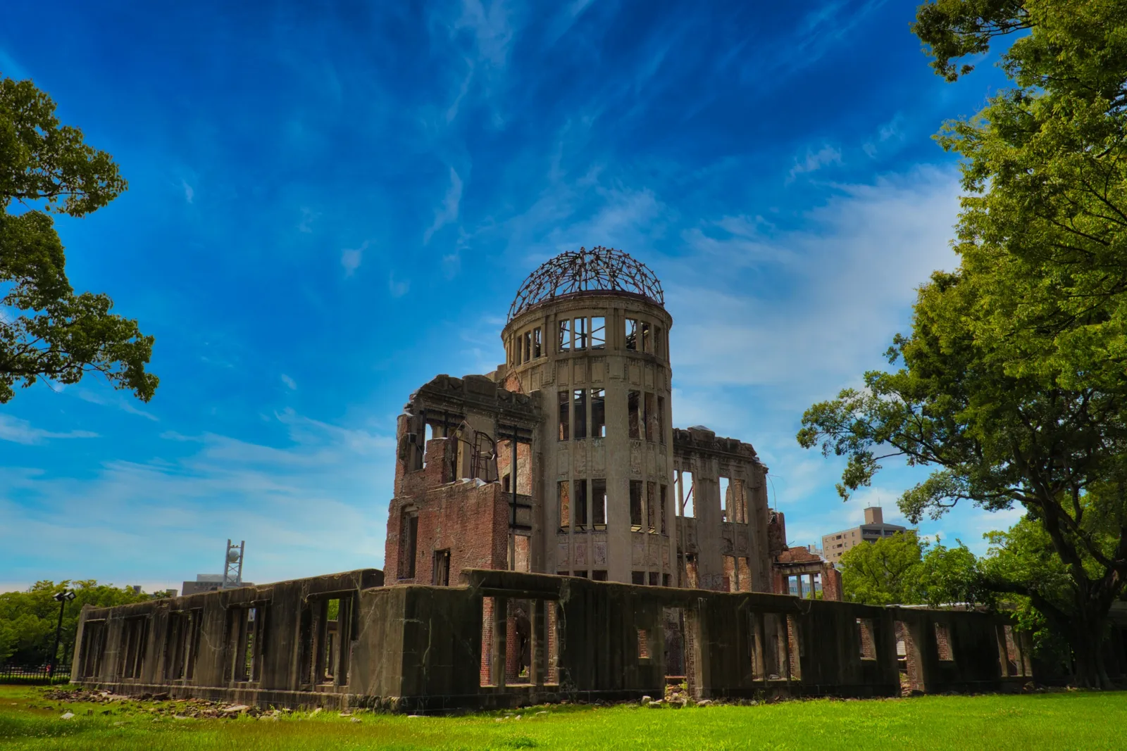 青空の下に立つ原爆ドーム