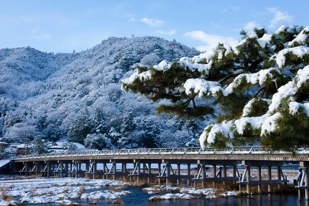 被白雪覆盖的岚山与渡月桥