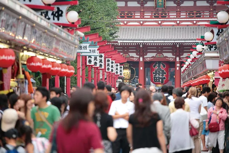 提灯が並び大勢の人が歩く仲見世通りと宝蔵門
