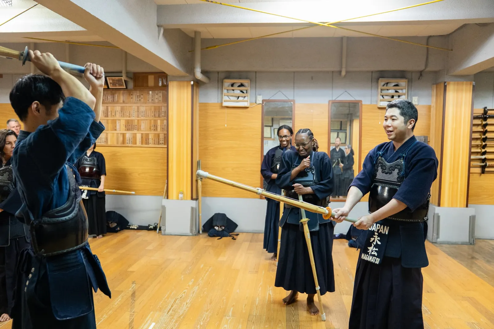 참가자에게 죽도 잡는 법을 보여주며 설명하는 강사