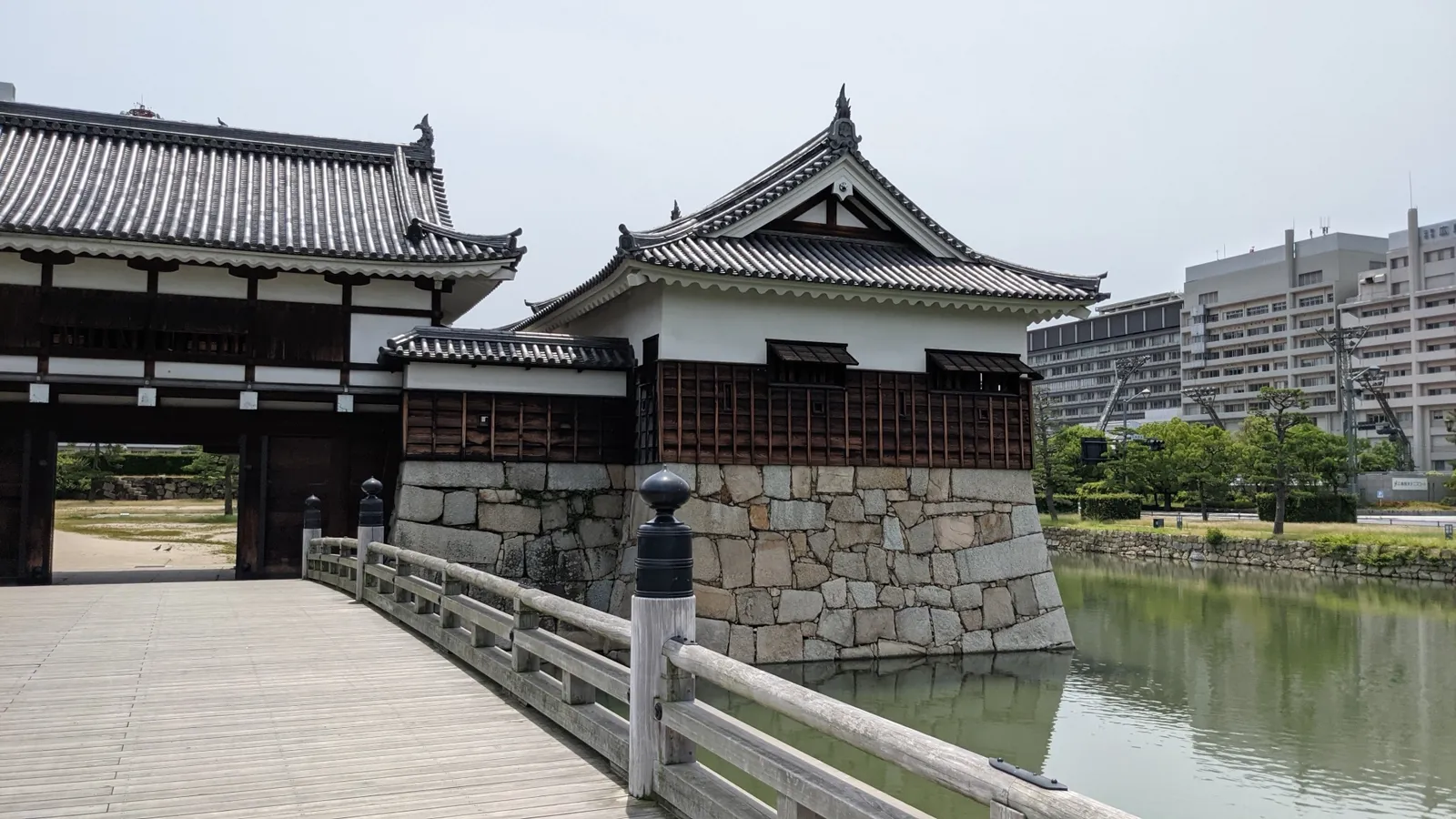 広島城の堀に架かる木の橋と石垣上の櫓