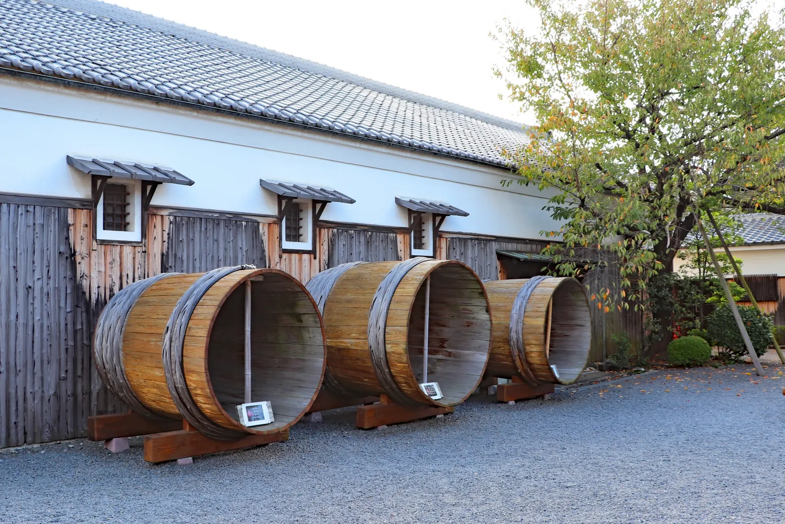 酒蔵の建物と酒樽