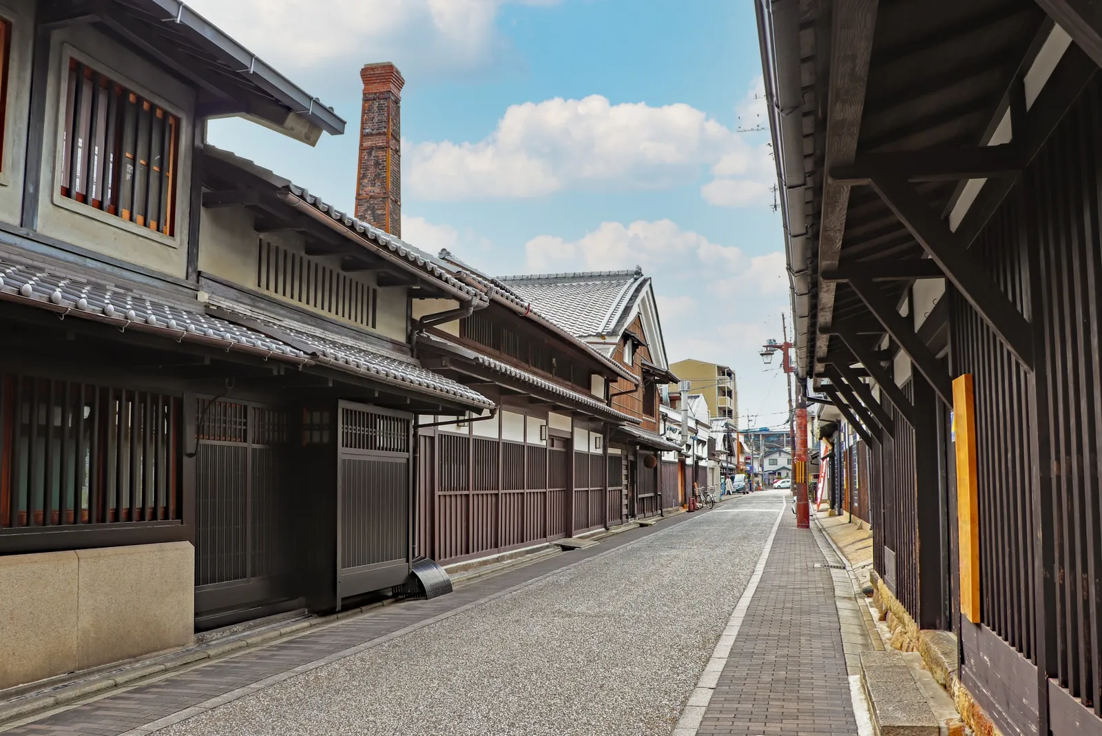 京都・伏見の酒蔵街の町並み