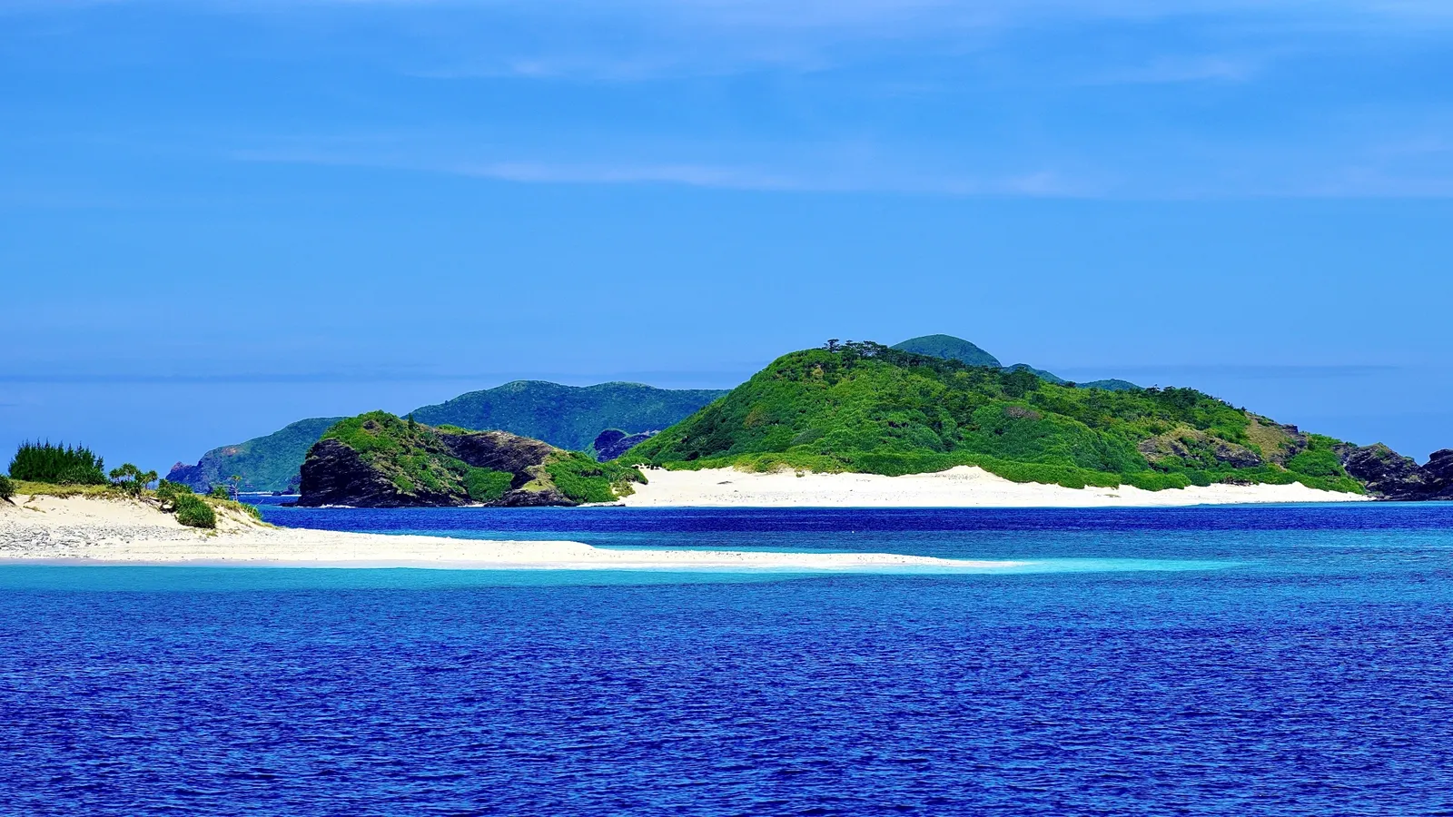 沖縄・慶良間諸島へ向かうダイビングツアーの風景