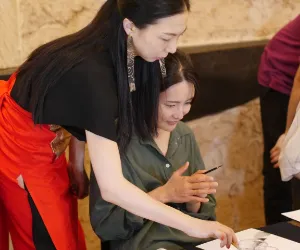 도쿄 츠키지 노포 찻집에서 즐기는 60분 수묵화 체험|한 붓으로 완성하는 송죽매를 기념품으로