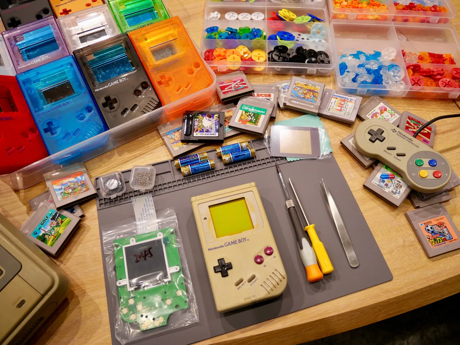 色とりどりのシェルやボタンパーツのケースとゲームボーイ用カートリッジ