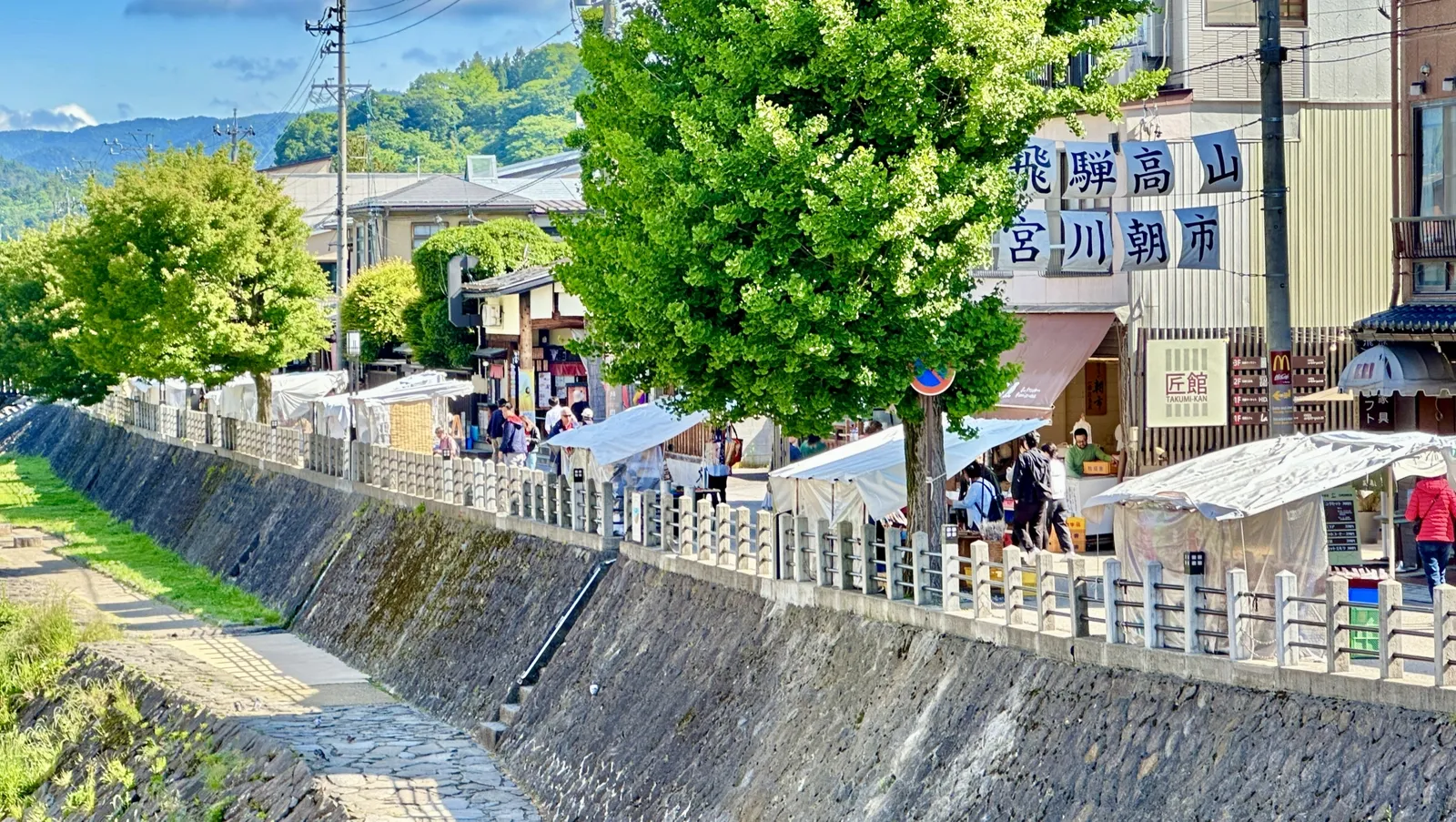 宮川沿いに店が並ぶ高山の宮川朝市